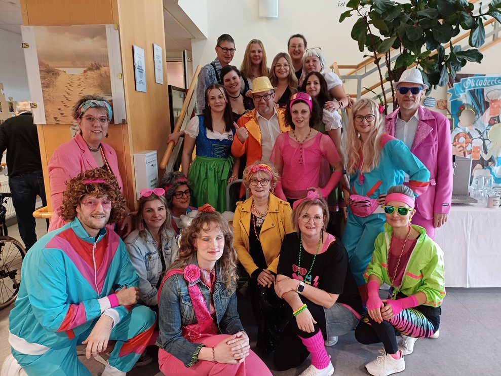 Gruppenfoto verkleidete Mitarbeiter