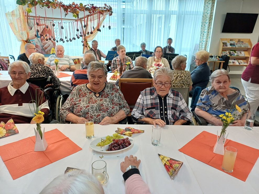 Personen am Tisch