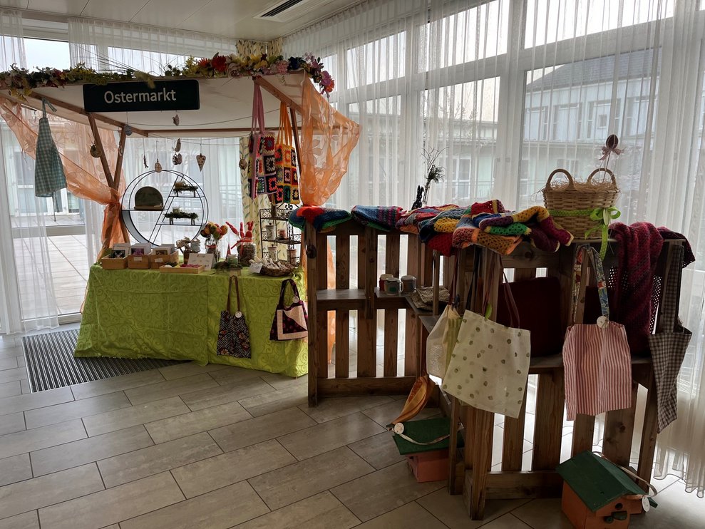 Osterstand mit Verkaufssachen.