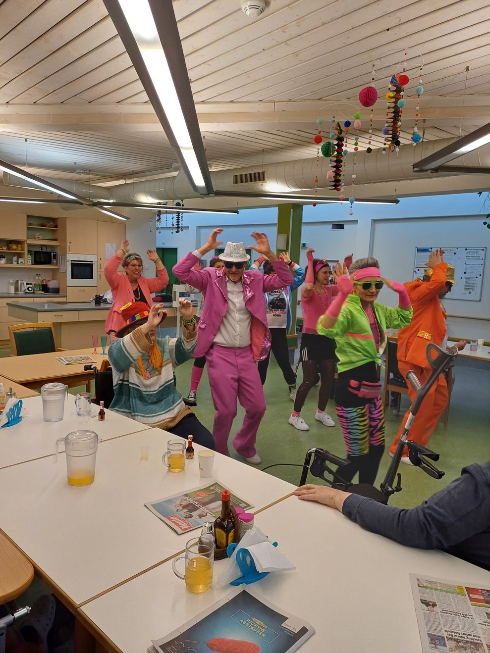 tanzende Mitarbeiter