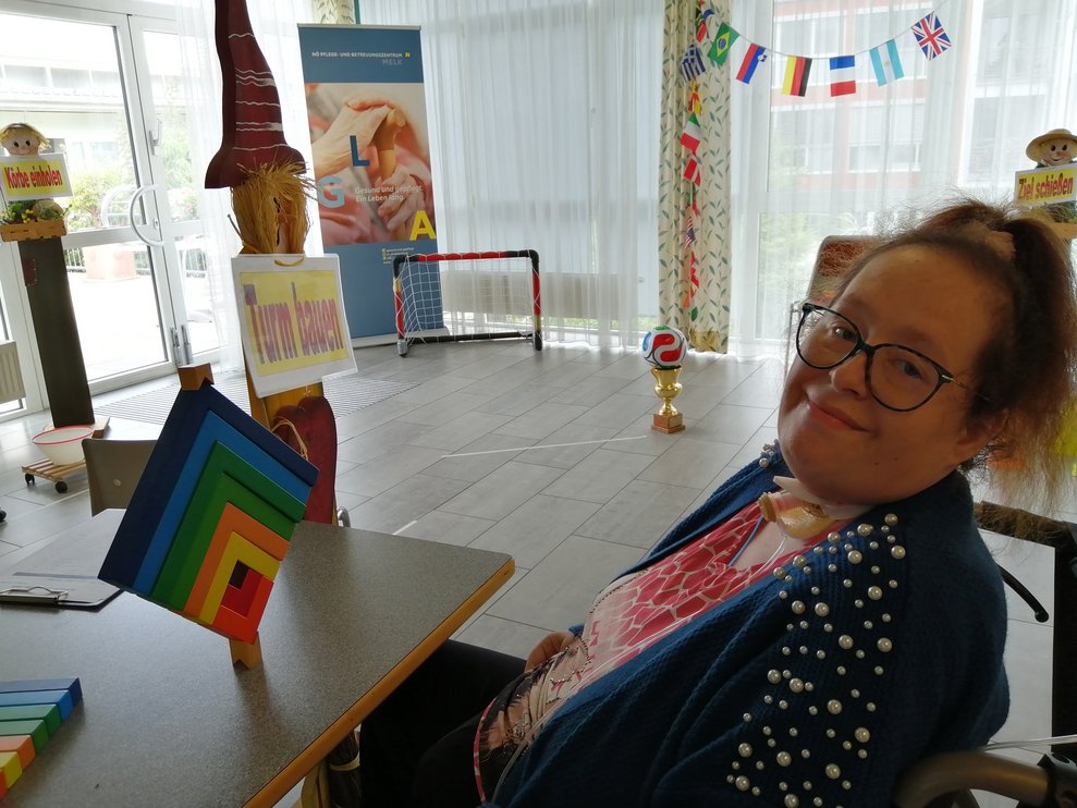 Bewohnerin glücklich nach Fertigstellung ihrer Aufgabe