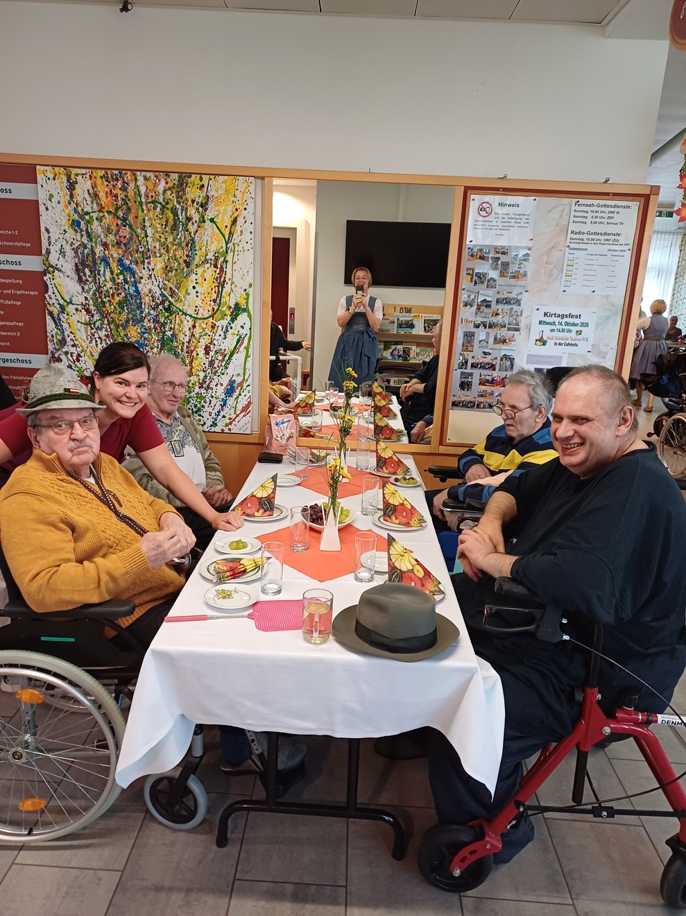 Personen am Tisch