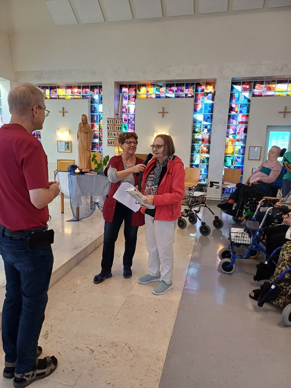 Personen in der Kirche