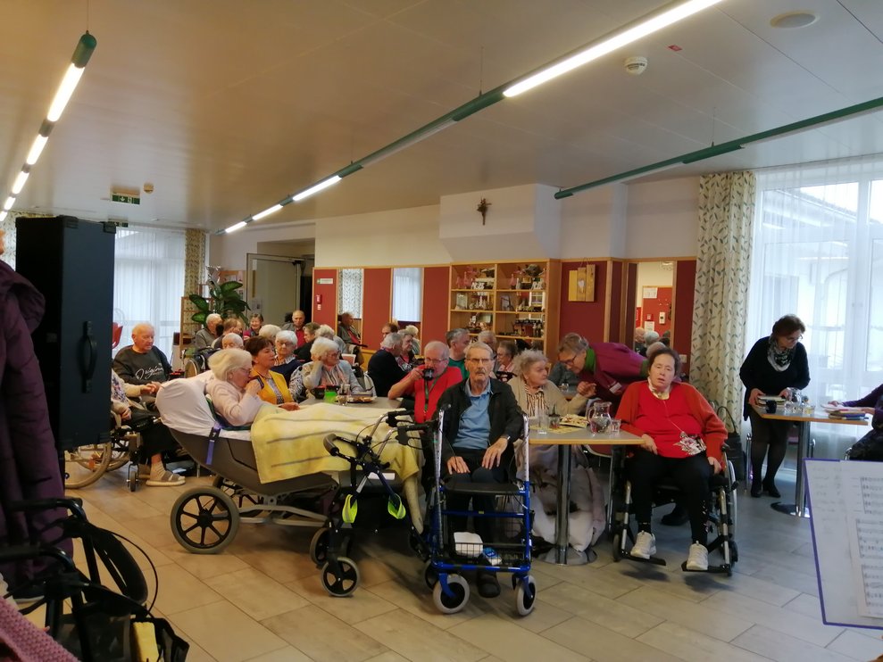 BewohnerInnen hören zu.