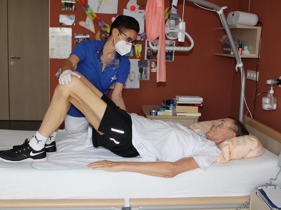 Betreuerin und Bewohner.