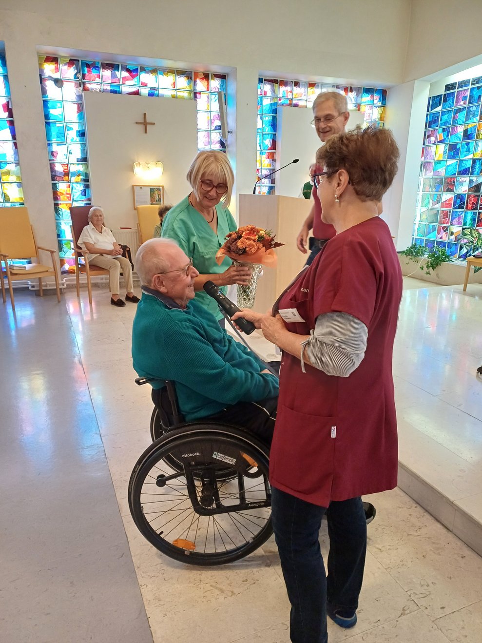 Personen in der Kirche