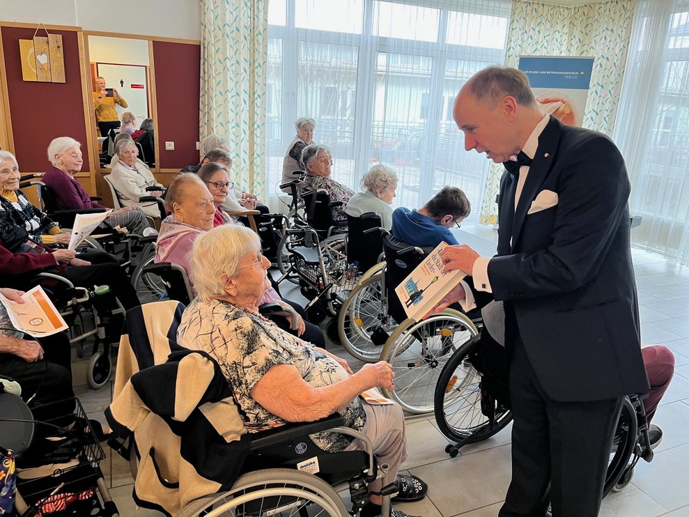 ein Mitglied von Kunst auf Rädern