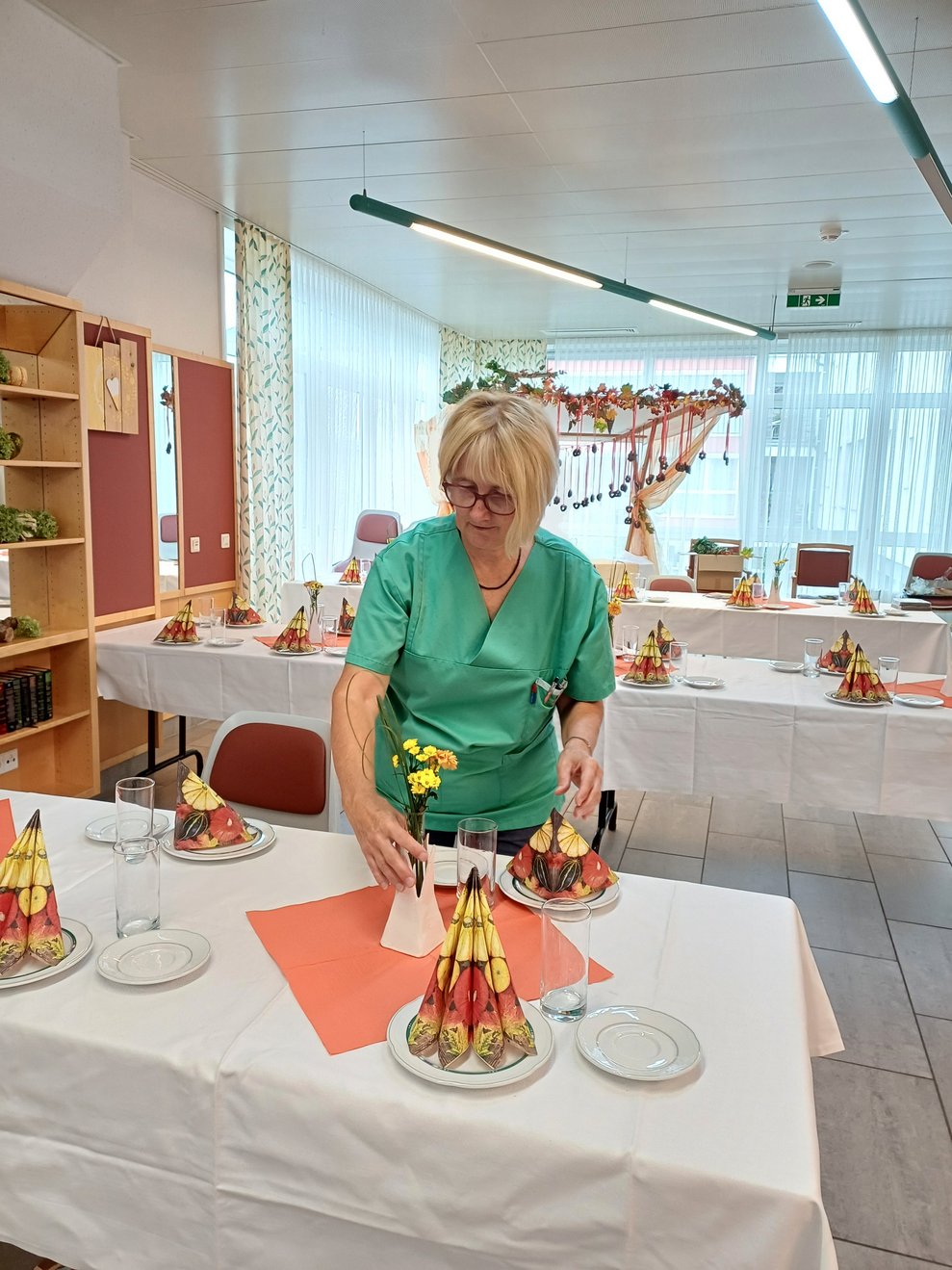 Person beim dekorieren