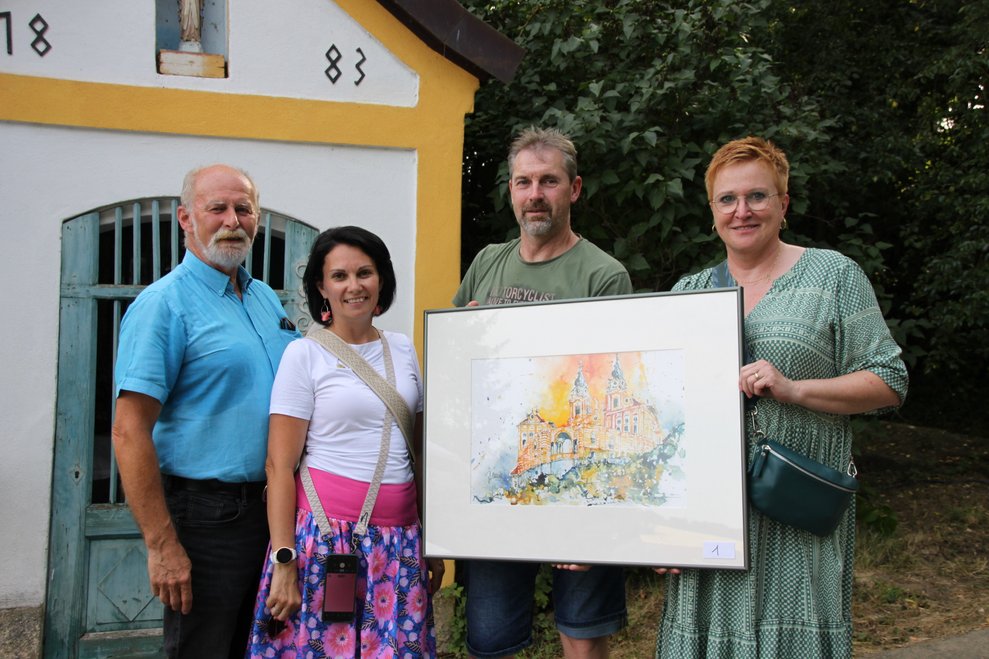 Gruppenfoto mit Gemälde