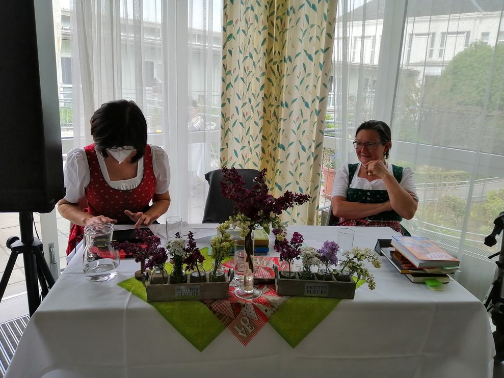 BetreuerInnen sitzen bei einem Tisch.