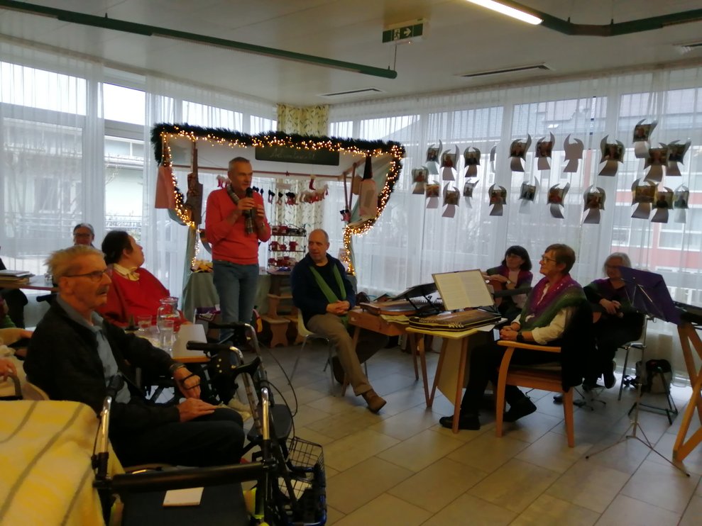 Direktor Schachinger haltet eine Rede.