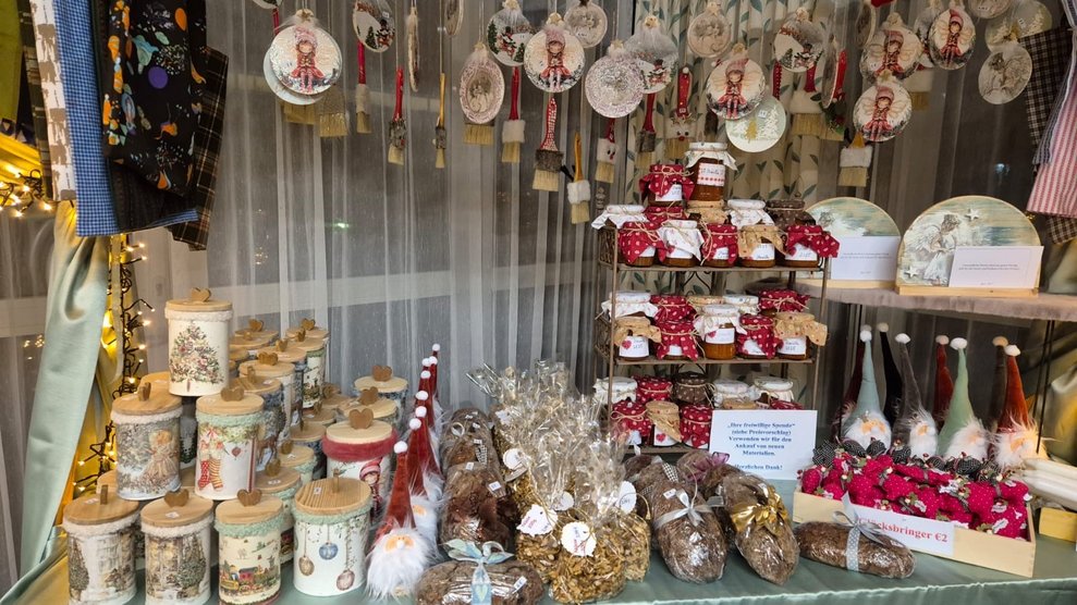 Stand mit verschiedenen handgemachten Sachen