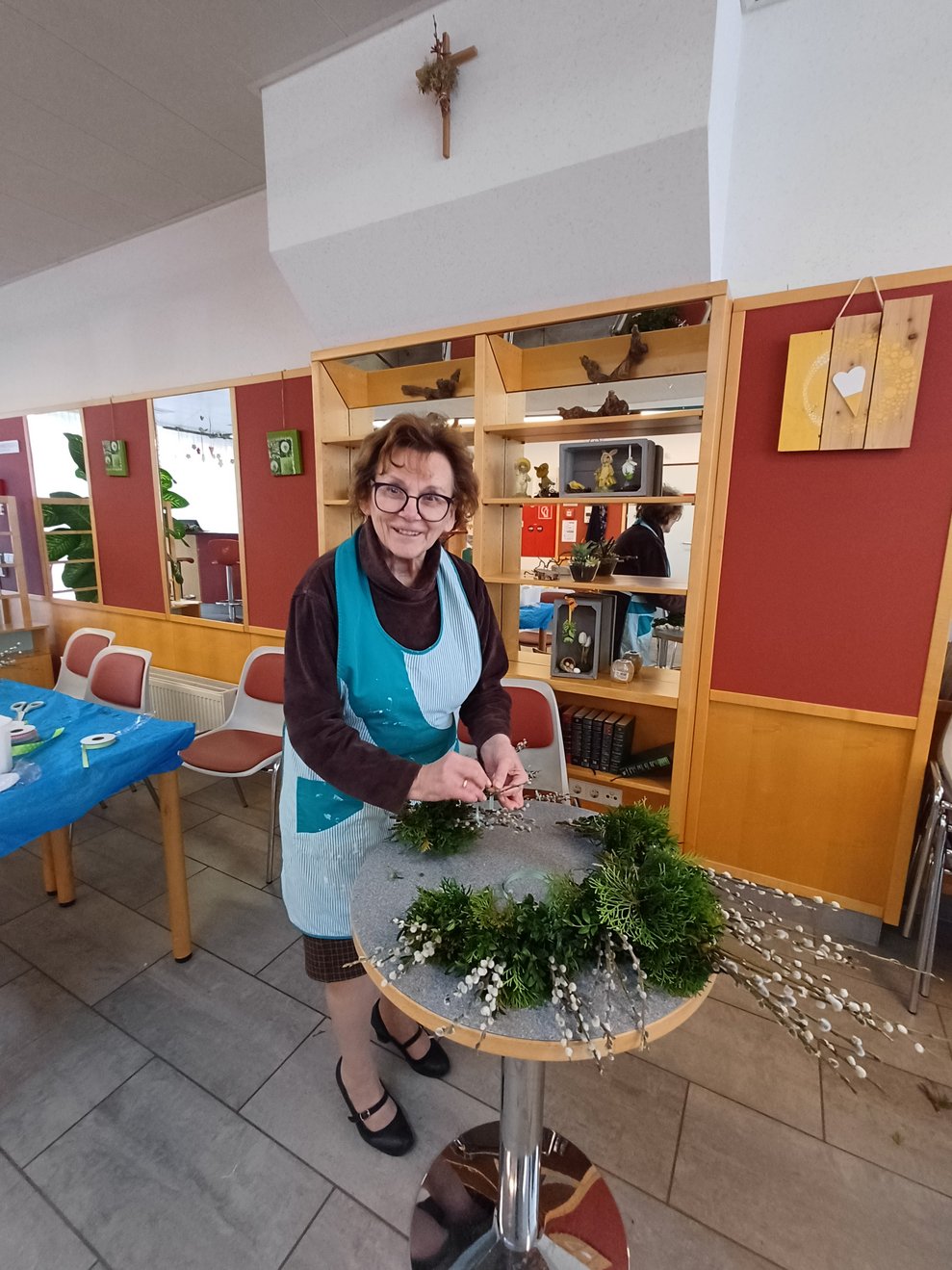 Ehrenamtliche beim Palmbuschen binden.