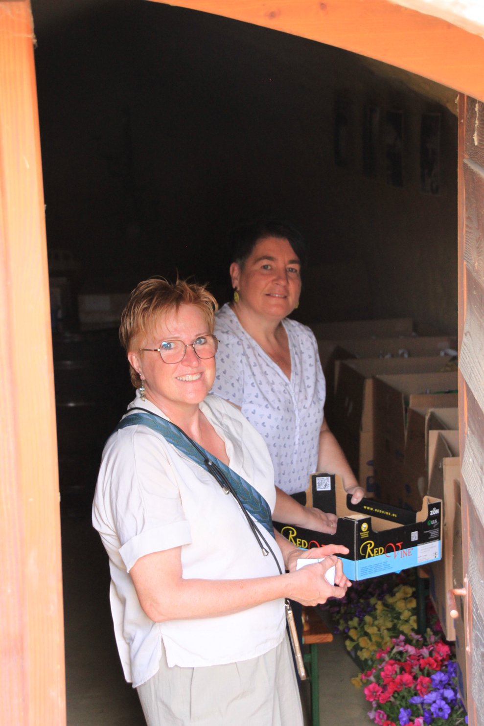 2 Frauen bei der Preisausgabe