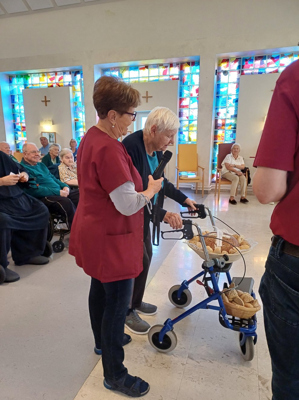 Personen in der Kirche