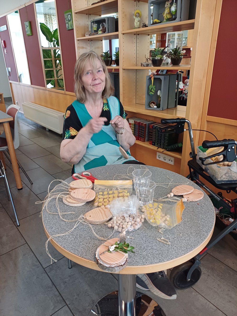 Bewohner basteln für den Ostermarkt.