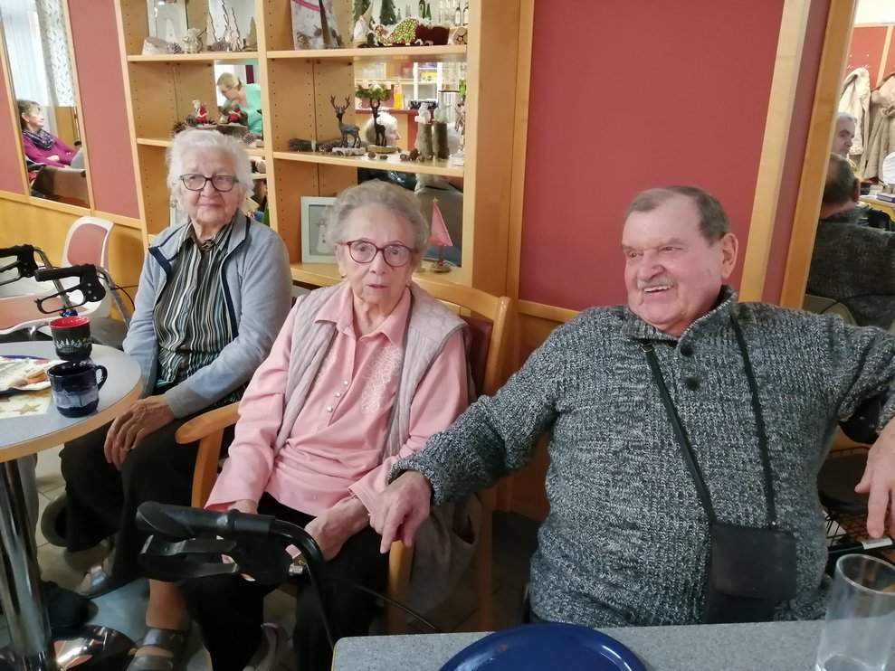 3 BewohnerInnen beim Zuhören.