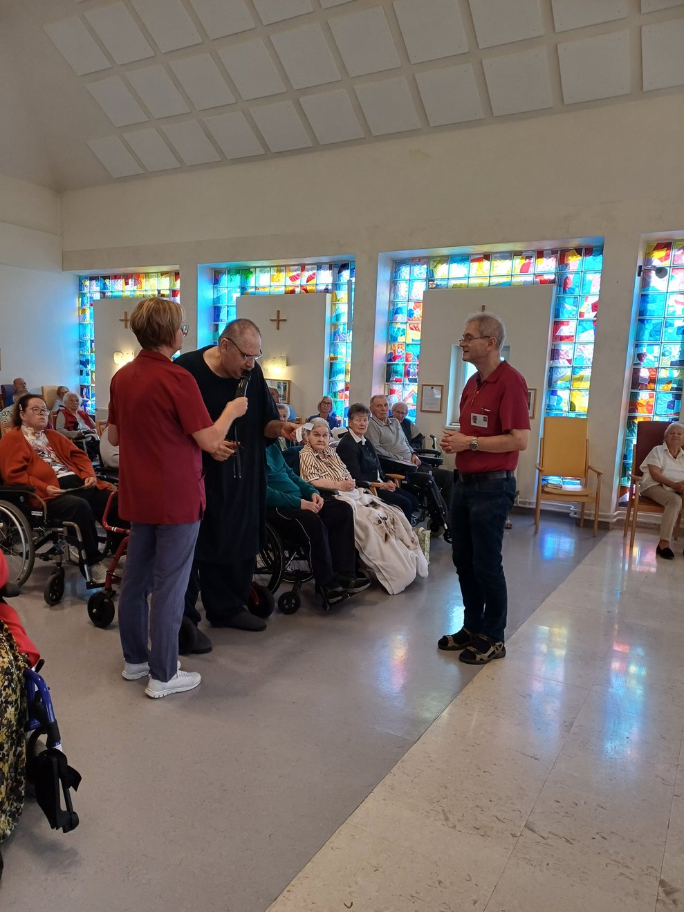 Personen in der Kirche
