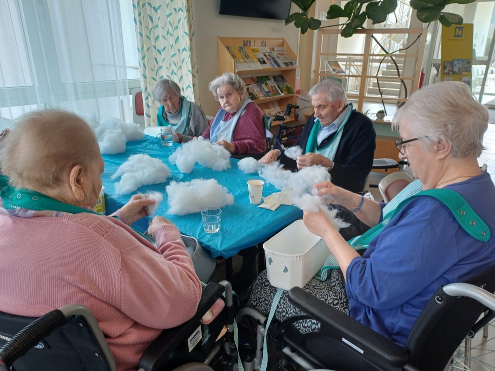 Bewohner basteln für den Ostermarkt.