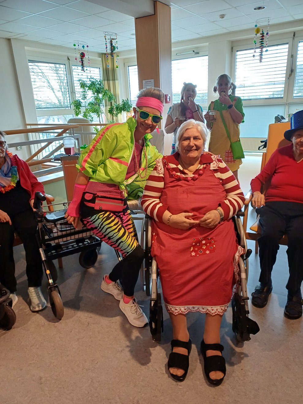 verkleidete Mitarbeiterin und Bewohnerin