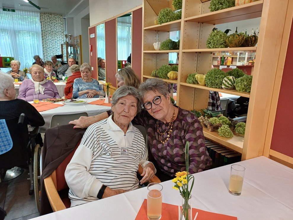 Personen am Tisch