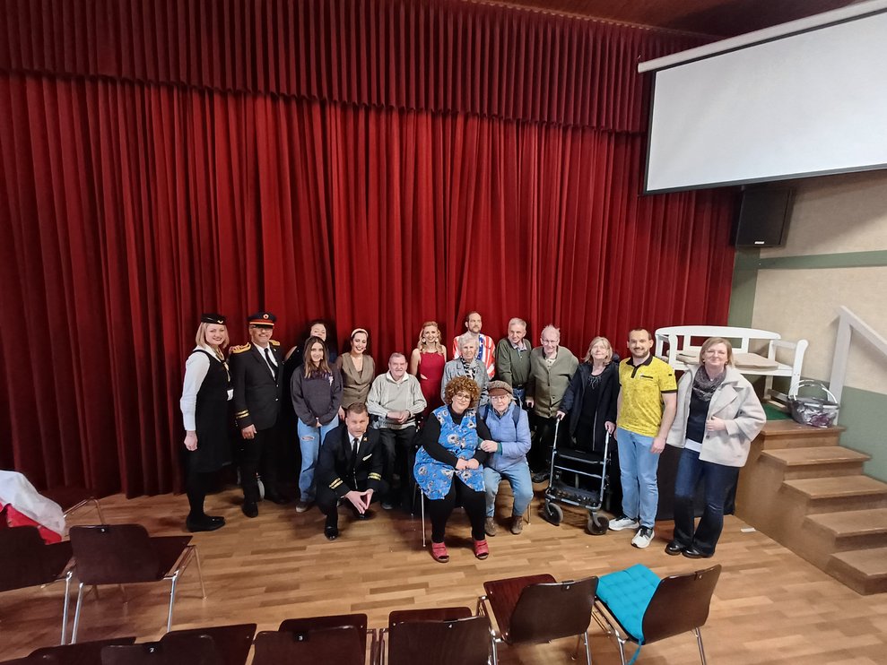 Bewohner mit der Besetzung des Stückes.