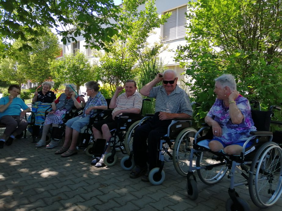 Sesselkreis im Garten.