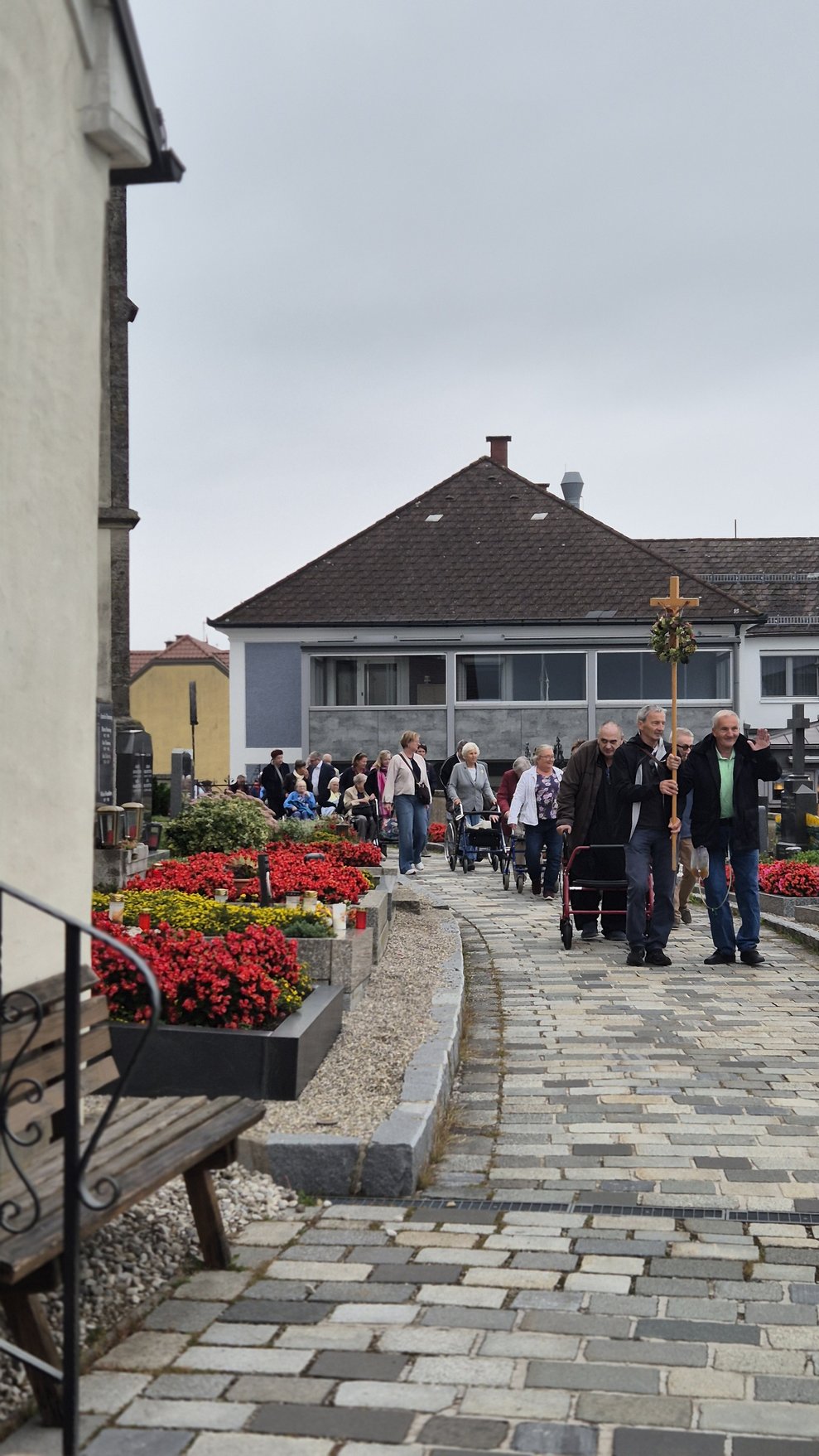 Bewohner gehen um die Kirche