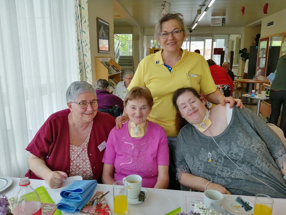 Bewohnerinnen und eine Betreuerin.