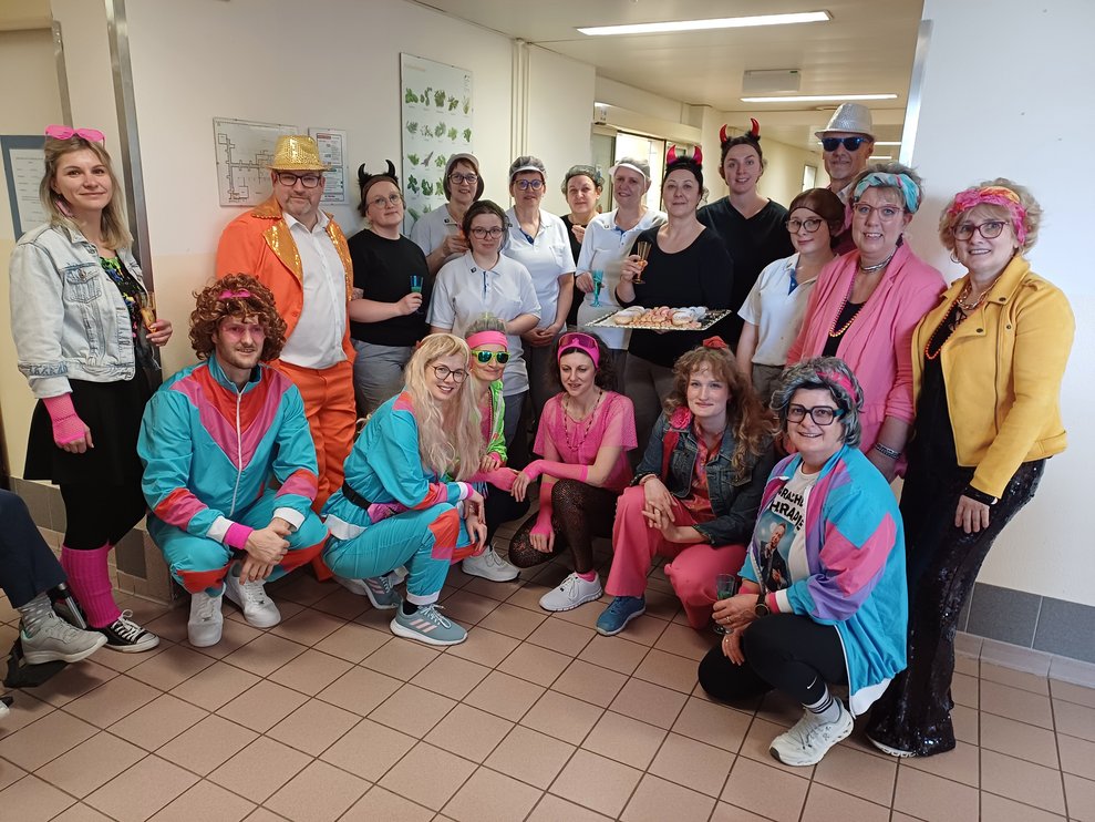 Gruppenfoto verkleidete Mitarbeiter