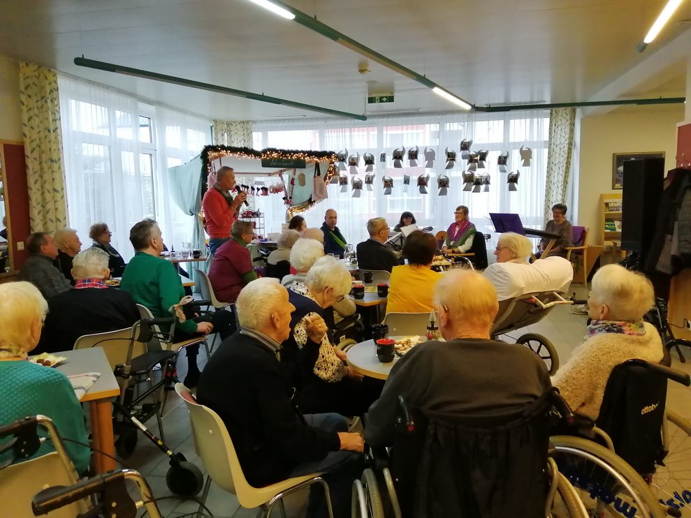 Bewohner und Bewohnerinnen beim zuhören.