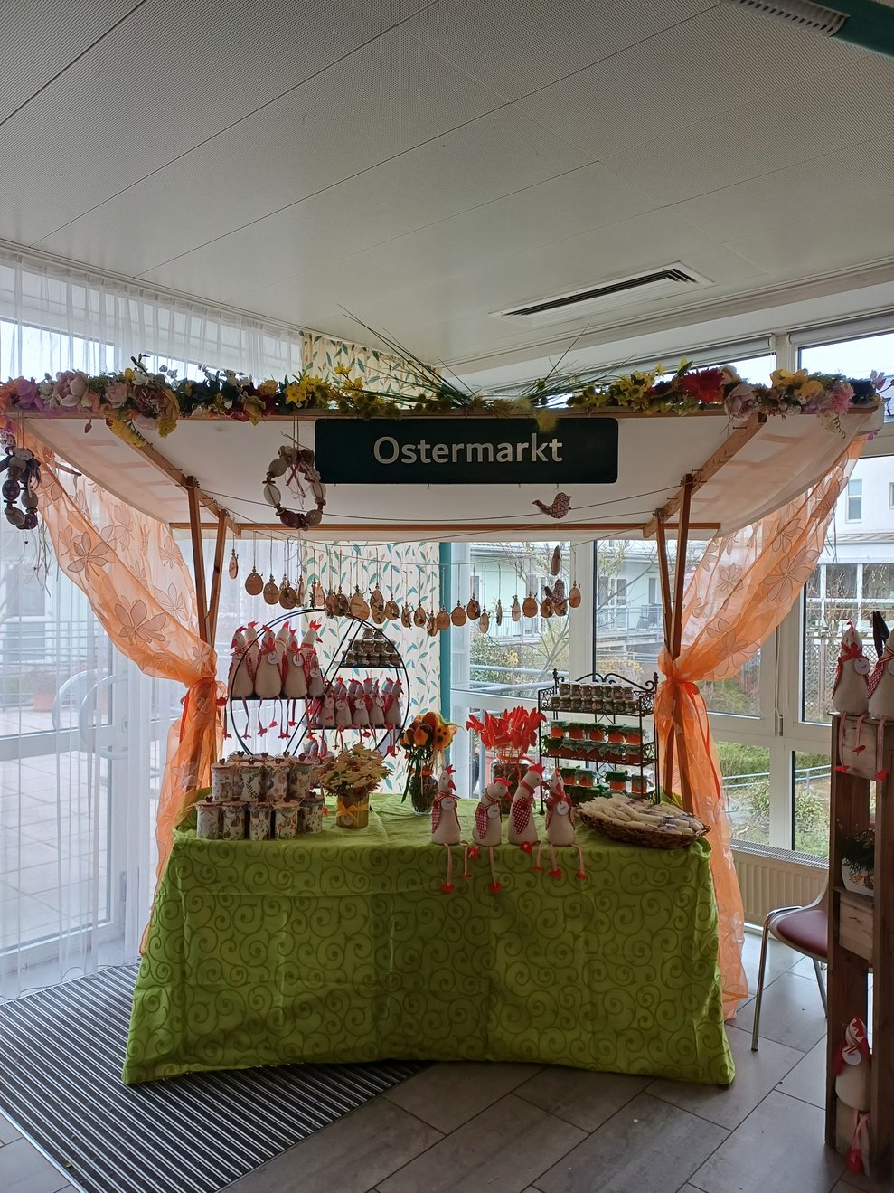 Osterstand mit Verkaufssachen.