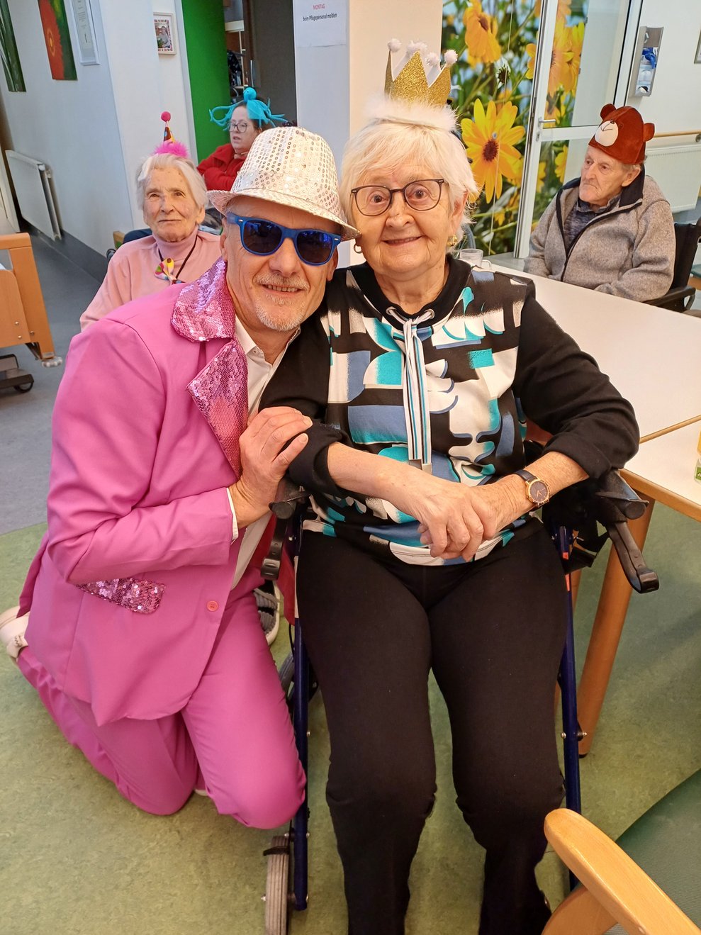 verkleidete Direktor des PBZ mit Bewohnerin