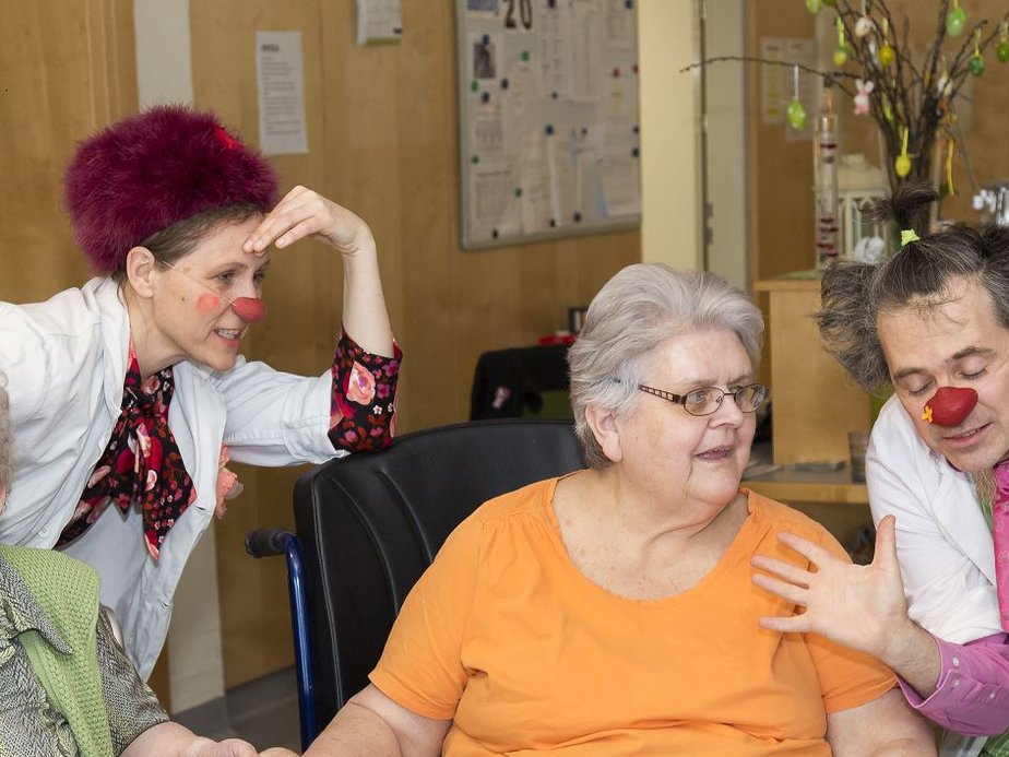 BewohnerInnen und Clowns.