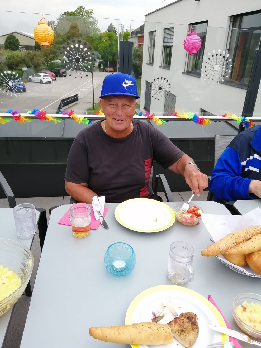 BewohnerInnen sitzen beim Tisch.