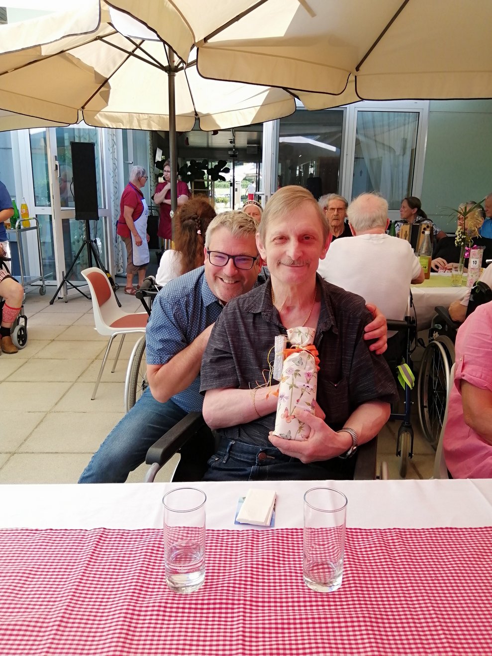 Pflegedirektor mit Bewohner