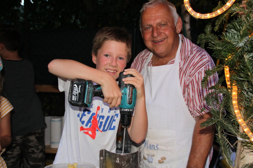 Bub mit Bohrmaschine