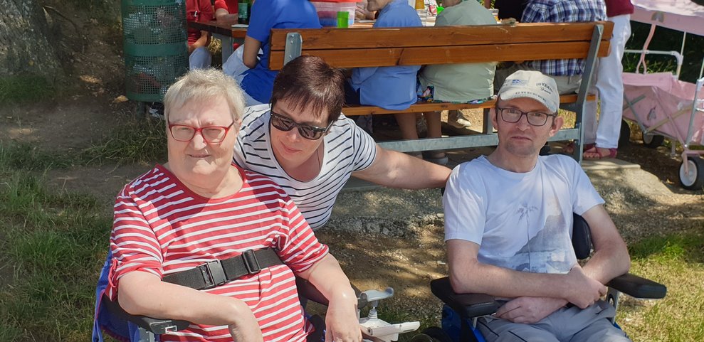 BewohnerInnen und eine Betreuerin.