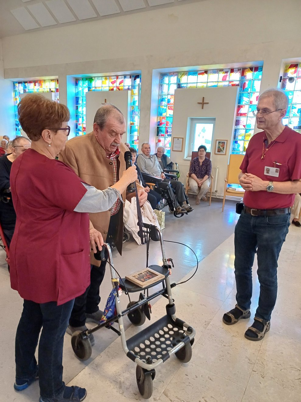 Personen in der Kirche