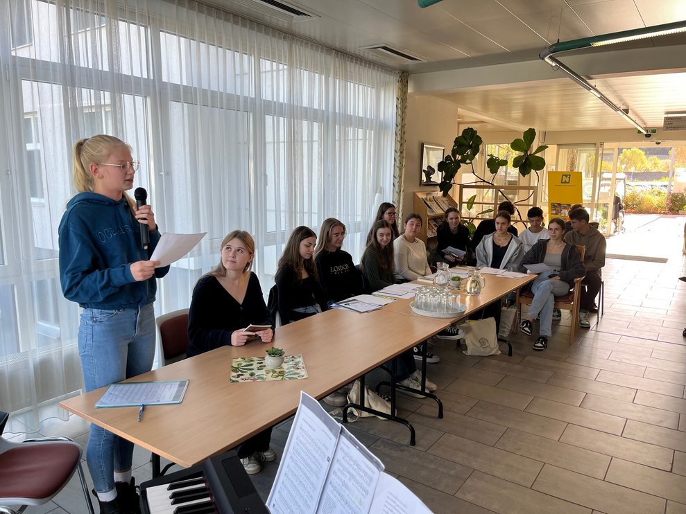 beim Vorlesen von Gedichten und Texten