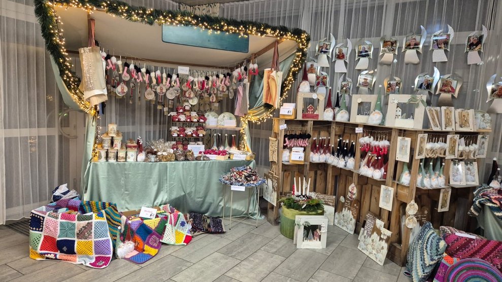 Stand mit verschiedenen handgemachten Sachen