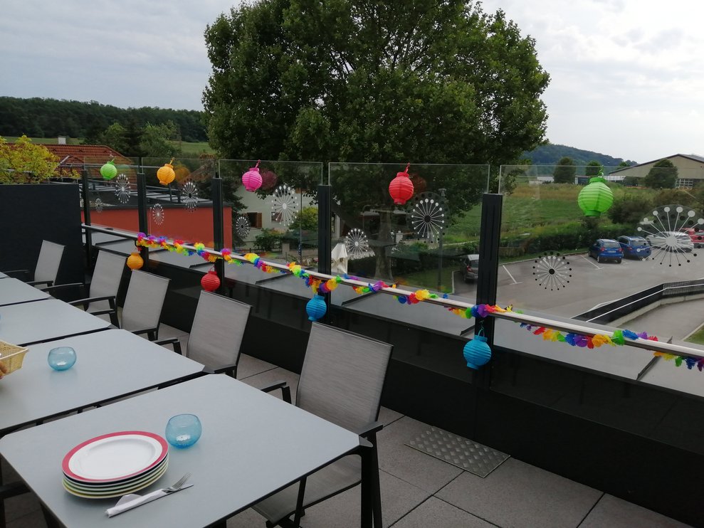 Ein gedeckter Tisch.