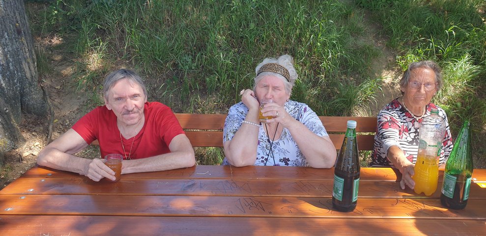 BewohnerInnen sitzen bei einem Tisch.