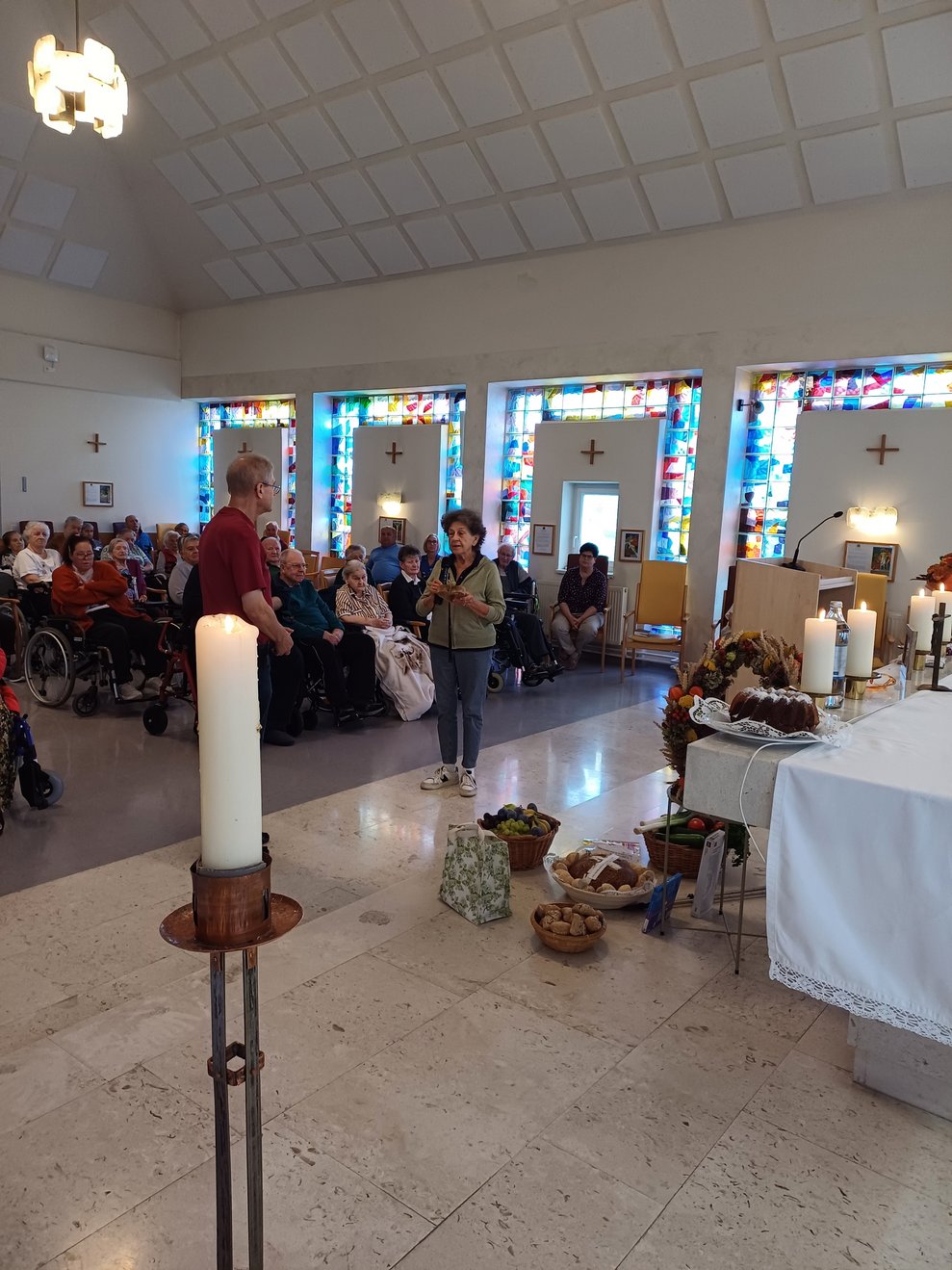 Personen in der Kirche