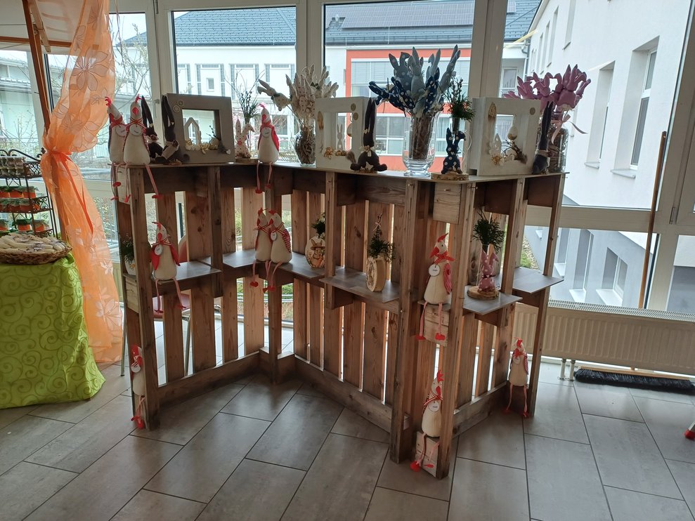 Osterstand mit Verkaufssachen.