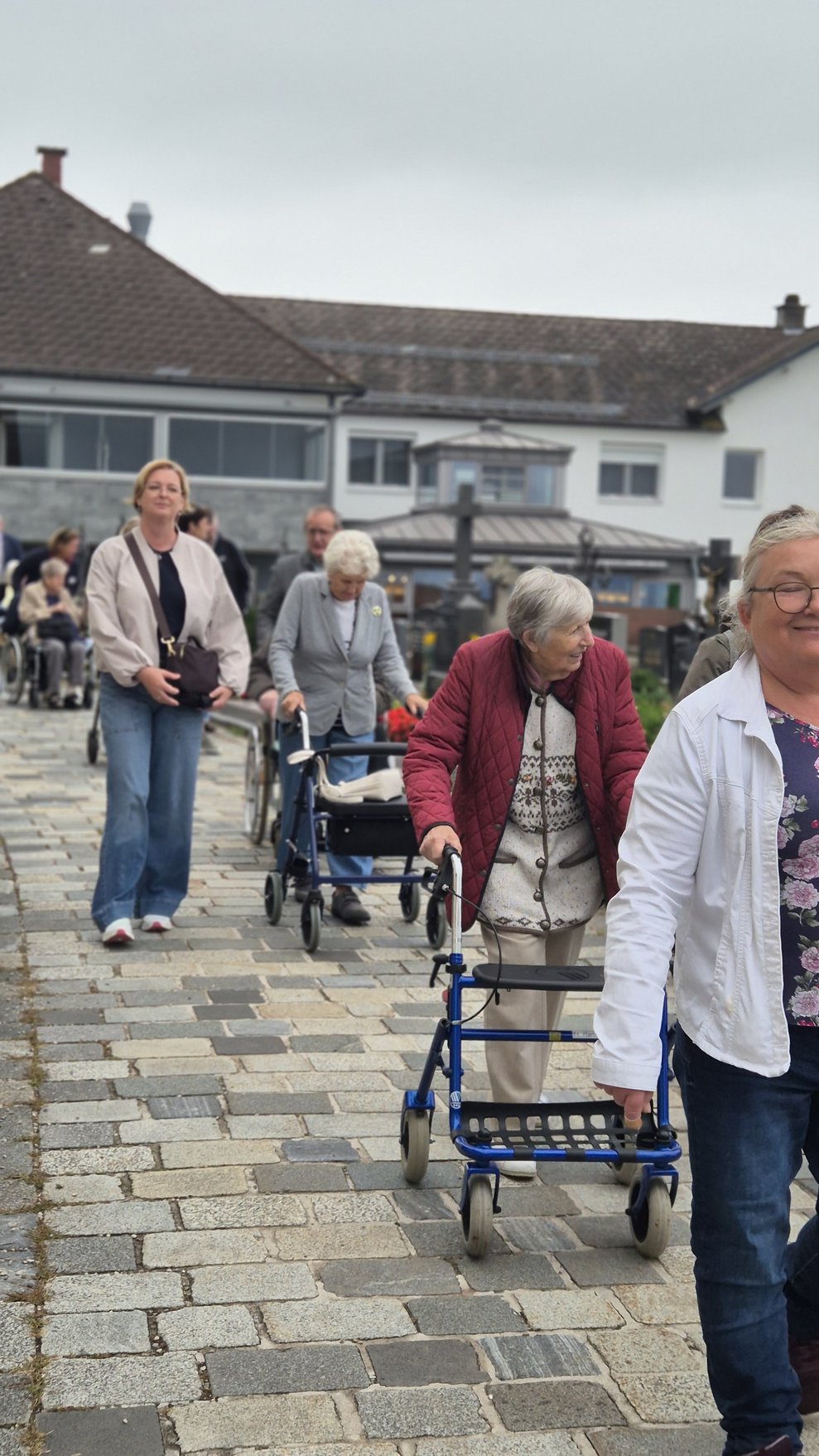 Menschen mit Gehhilfe