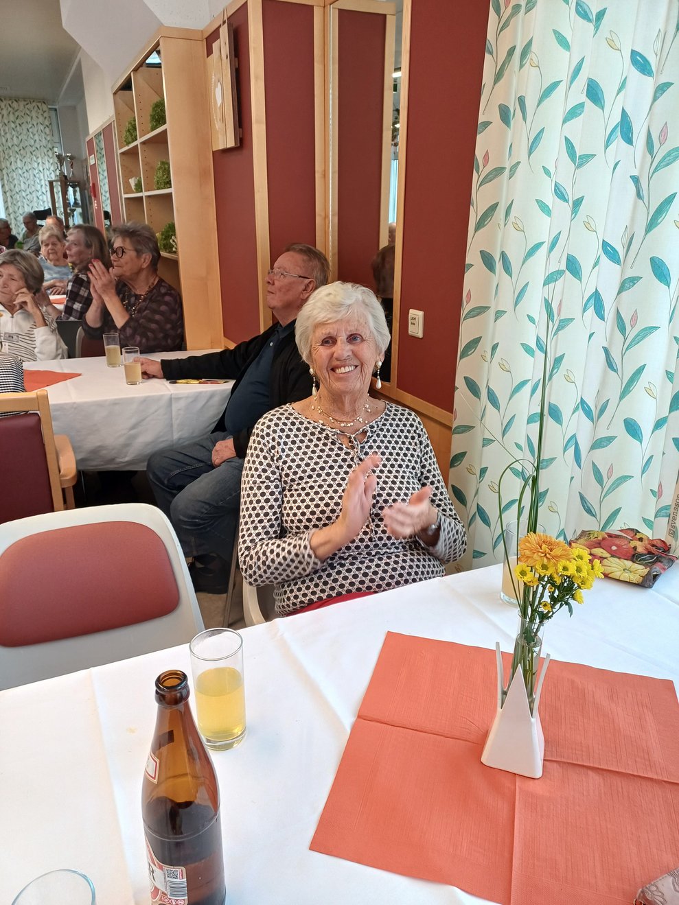Personen am Tisch