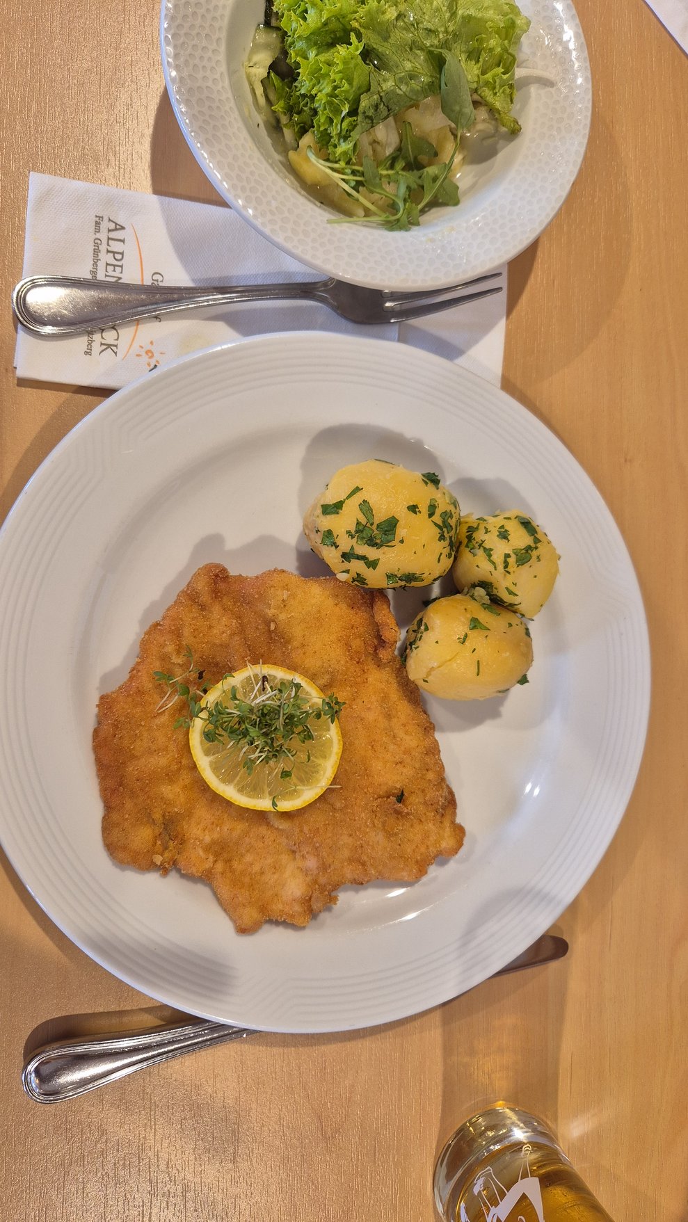 Schnitzel mit Erdäpfel und Salat