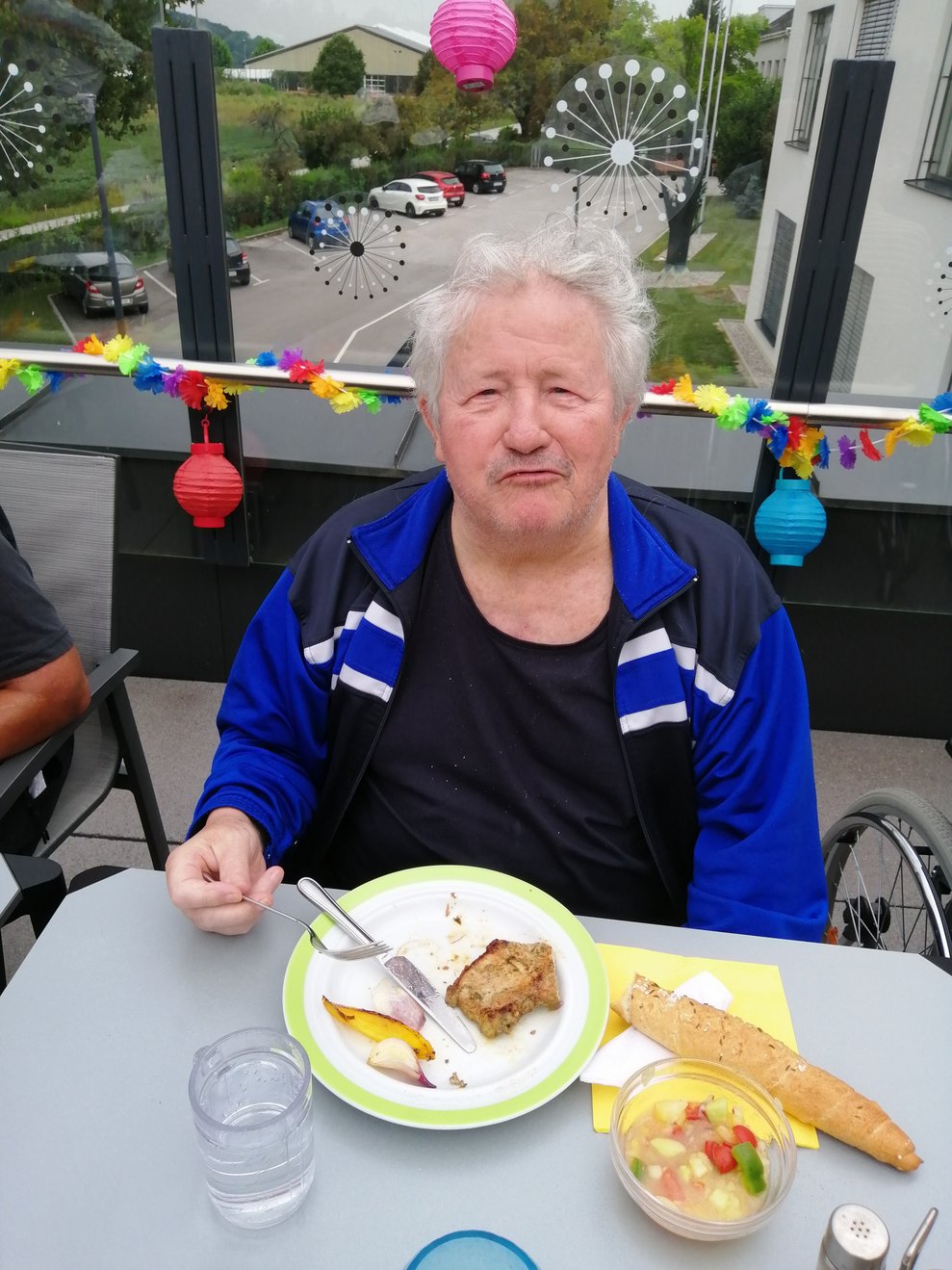 BewohnerInnen sitzen beim Tisch.