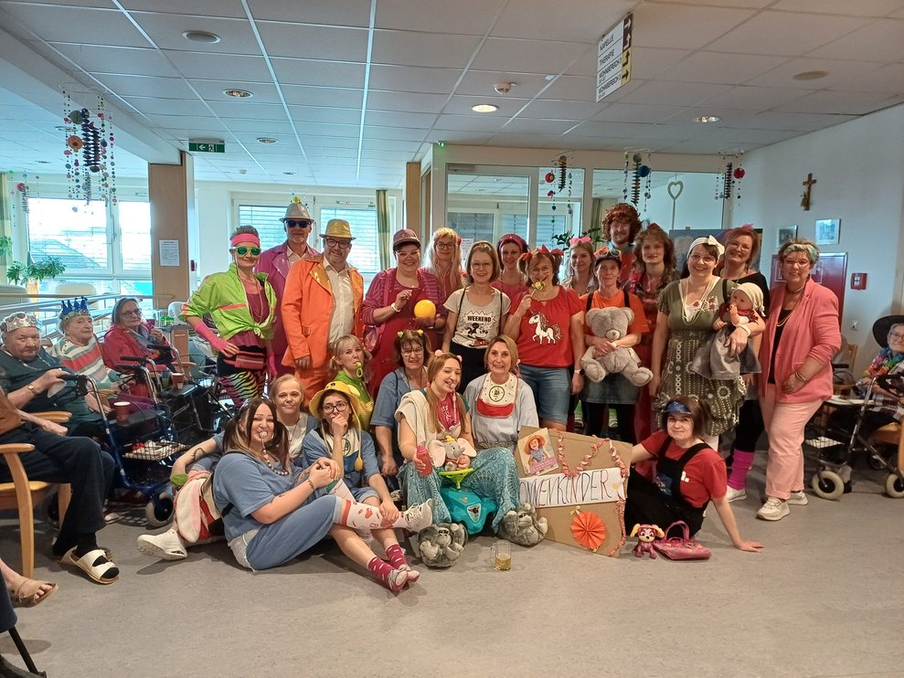 Gruppenfoto der verkleideten Mitarbeiter